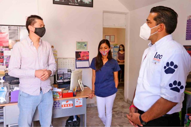 El candidato a la Alcaldía de la capital por la Coalición por Aguascalientes con miembros de la Asociación Amigos Pro Animal.