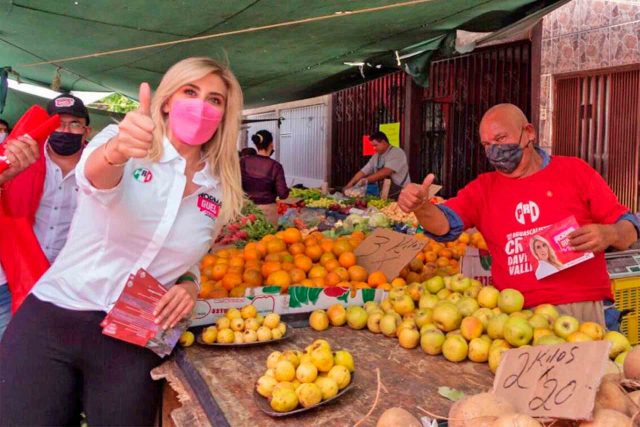 La candidata del PRI para la Alcaldía capitalina recorrió el tianguis del Ojocaliente y escuchó las inquietudes de los comerciantes.