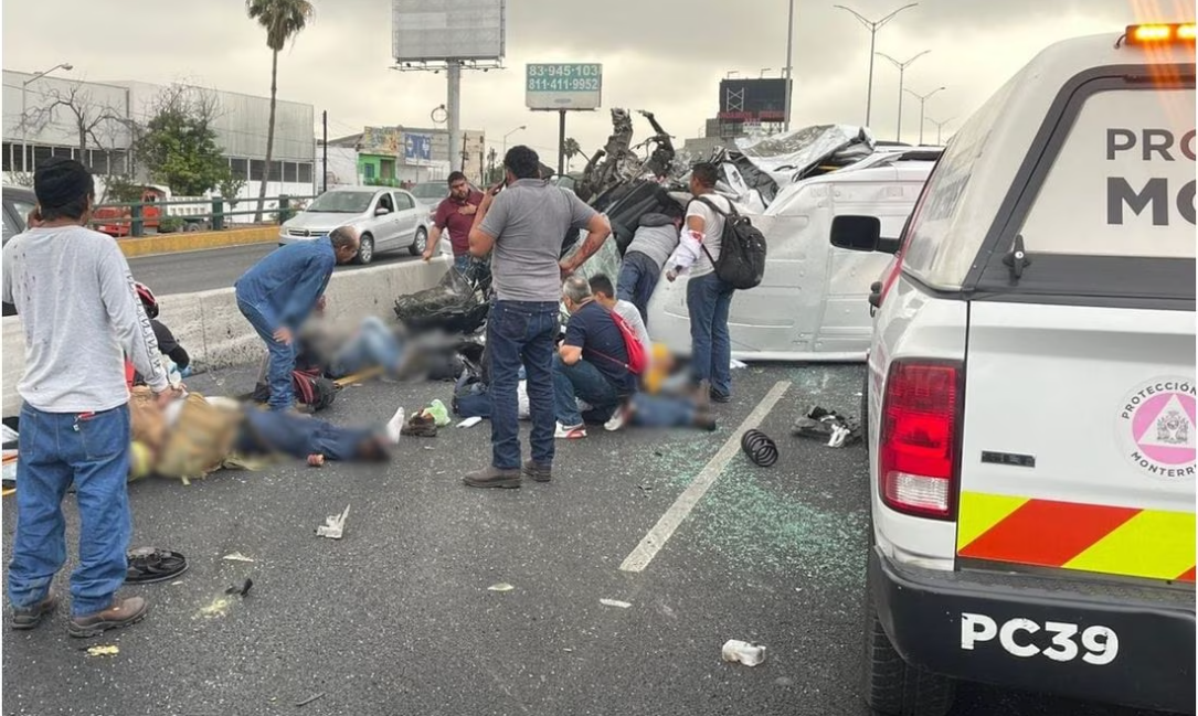 Volcadura De Camioneta Deja 14 Heridos En Monterrey