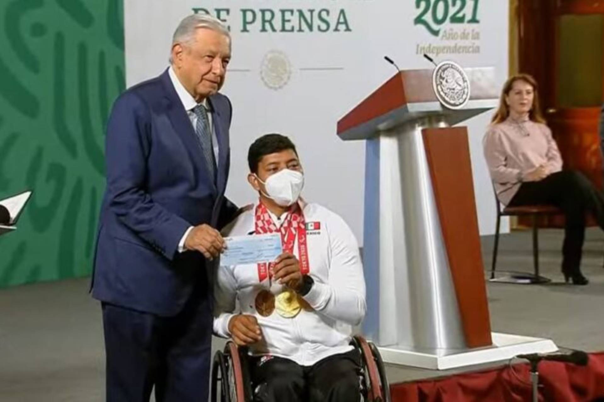 López Obrador Entrega Estímulos A Deportistas Que Participaron En Tokio