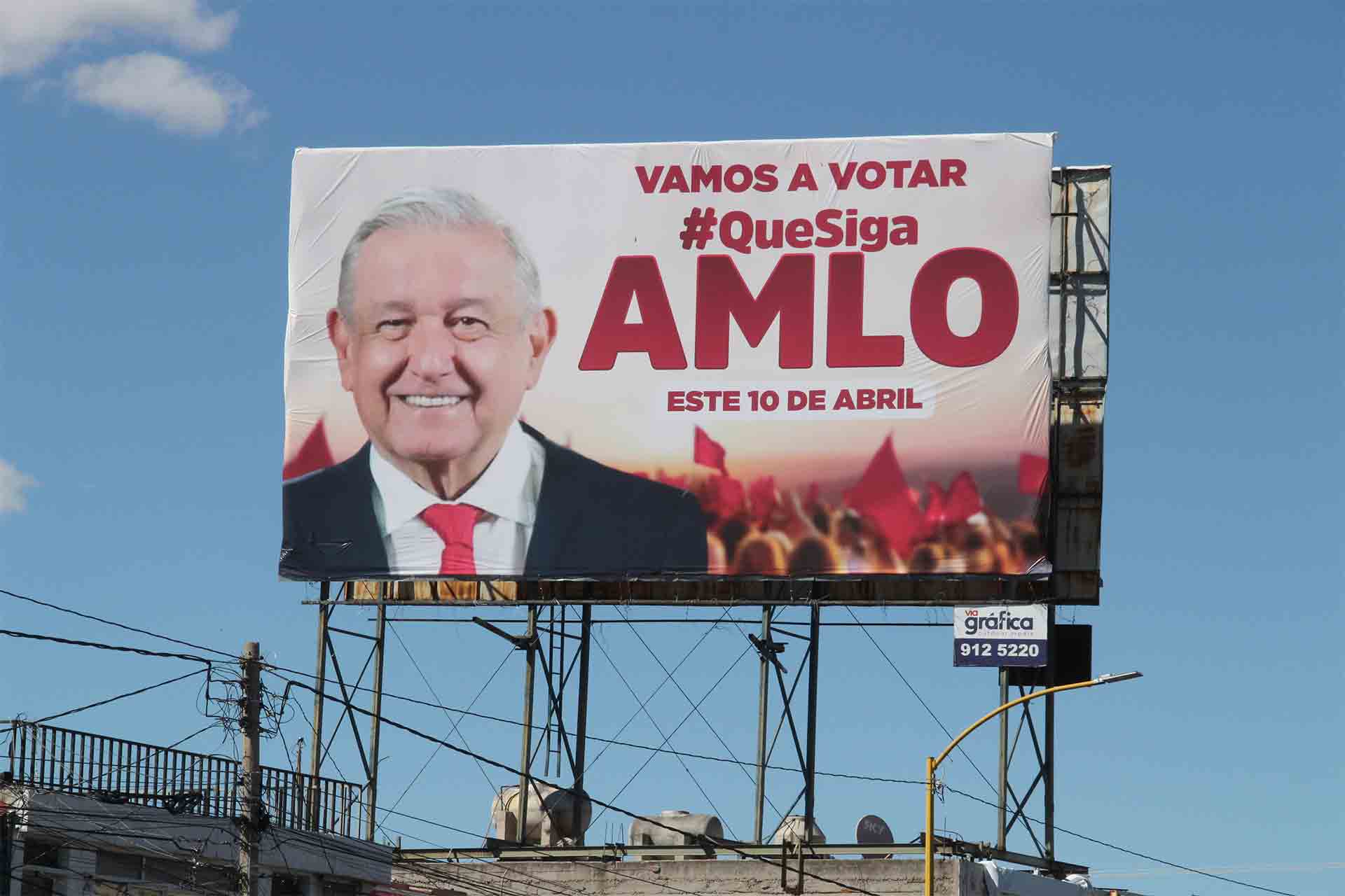 Se deslindan militantes de MORENA por espectaculares pro AMLO