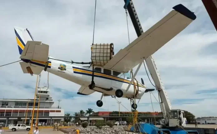 Recuperan avioneta que cayó en canal de navegación en Mazatlán