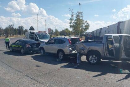 Imprudente conductor deja a una mujer lesionada tras intentar ganarle al tren