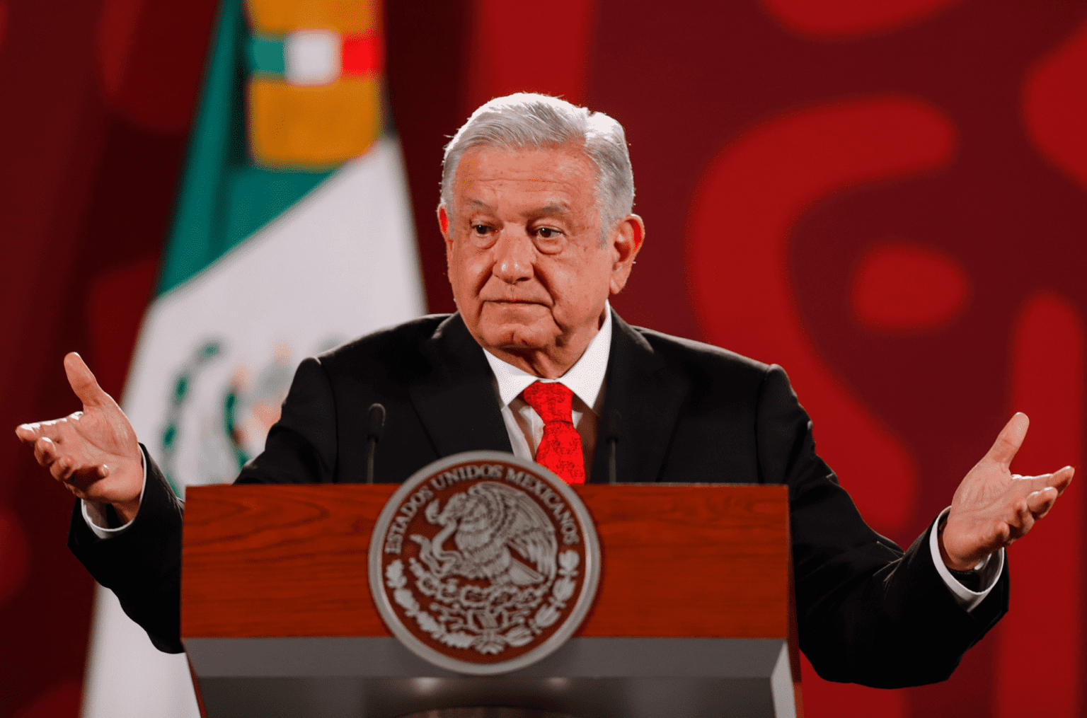 AMLO critica a Córdova por ser orador en marcha por la democracia