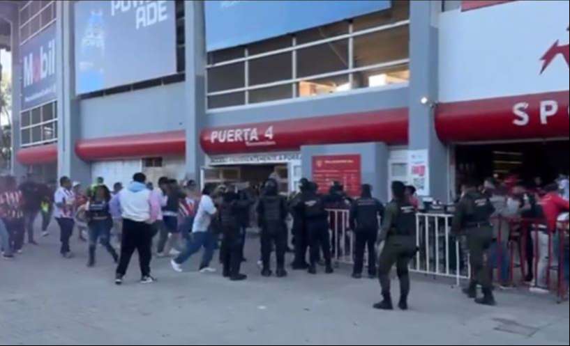 Vetan a la barra brava del Necaxa por incidentes entre aficionados