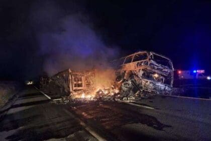 Reportan muerte de 22 personas en choque de autobús en Culiacán