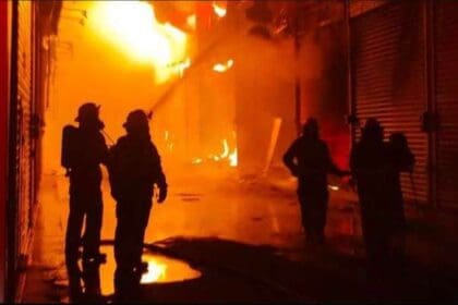 Incendio consume 50 locales de mercado textil en Cuitzeo, Michoacán