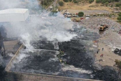 Controlan incendio en recicladora de Valle de Chalco