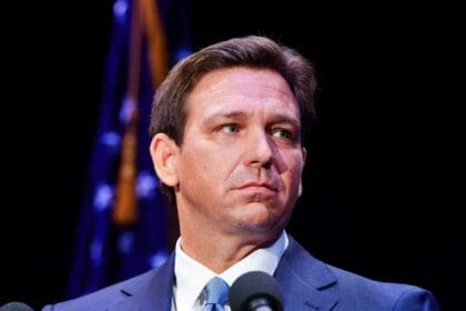 Ron DeSantis termina fallida campaña con pifia