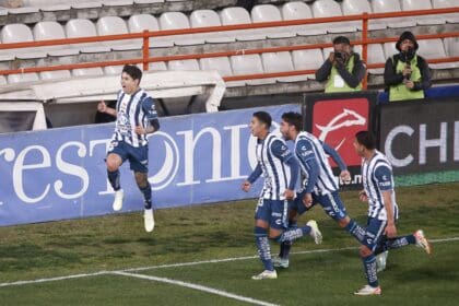 Con voltereta los Tuzos vencen a los Zorros