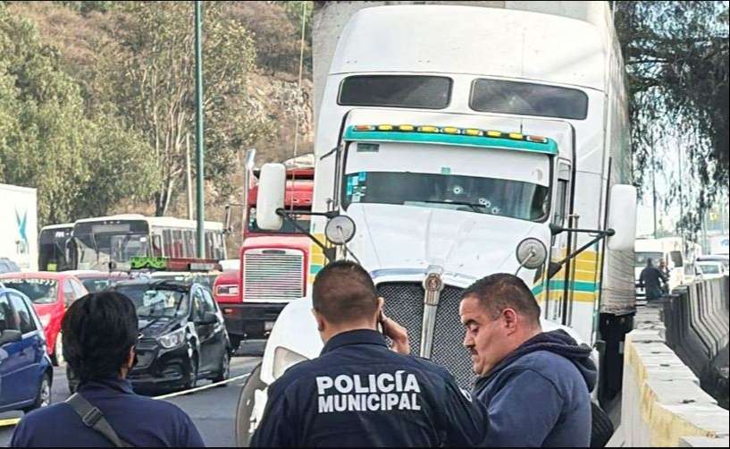 Balean a conductor de tráiler en la autopista México-Querétaro