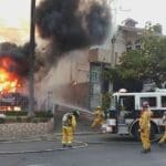 Lesionan a 3 personas y prenden fuego a lotes de autos en Michoacán