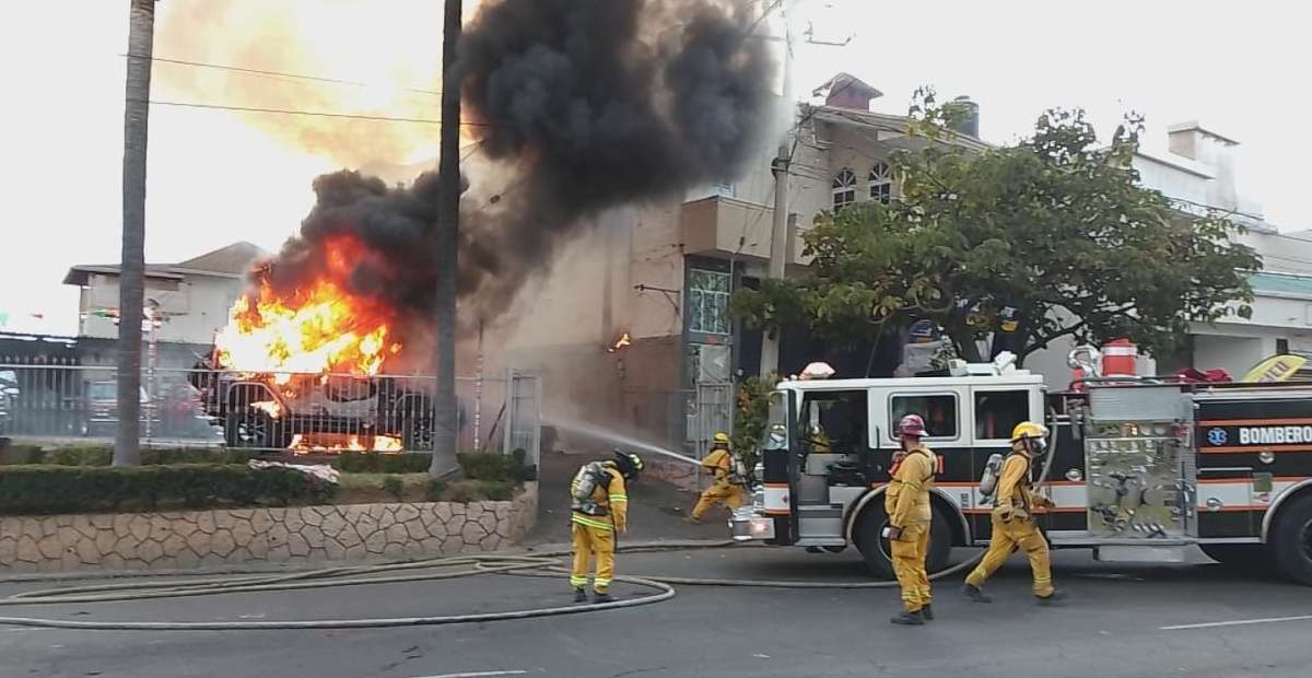 Lesionan a 3 personas y prenden fuego a lotes de autos en Michoacán