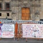 Madres buscadoras instalan memorial frente a Palacio Nacional