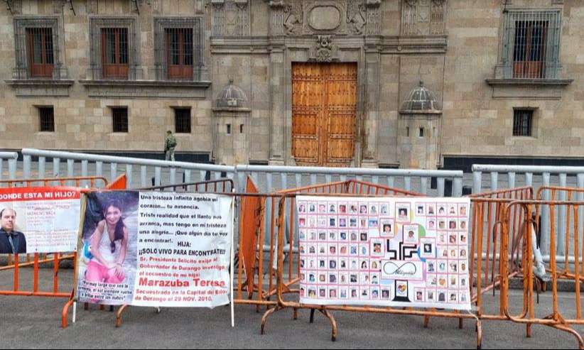 Madres buscadoras instalan memorial frente a Palacio Nacional