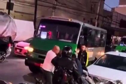 Chofer de microbús golpea brutalmente a mujer en Coyoacán