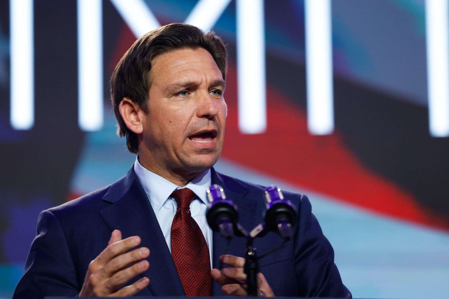 Gobernador DeSantis quiere sacar a los 'sin techo' de las calles de Florida