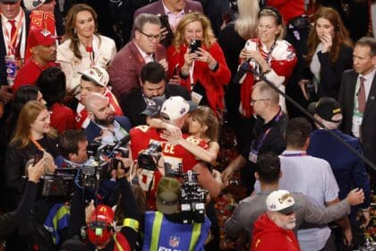 Taylor Swift y Travis Kelce festejan con beso el Super Bowl LVIII