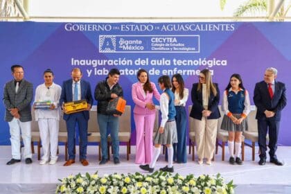 Llama Tere a estudiantes a apostarle a la ciencia, tecnología e investigación