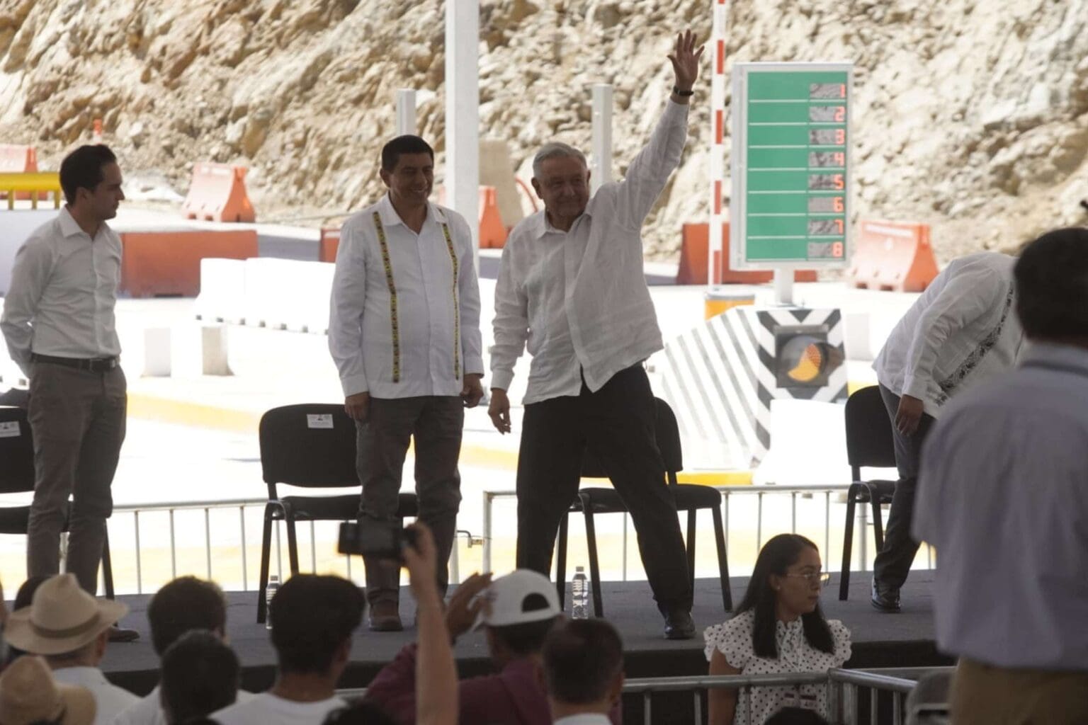 Tras 15 años, AMLO inaugura la autopista Oaxaca-Puerto Escondido