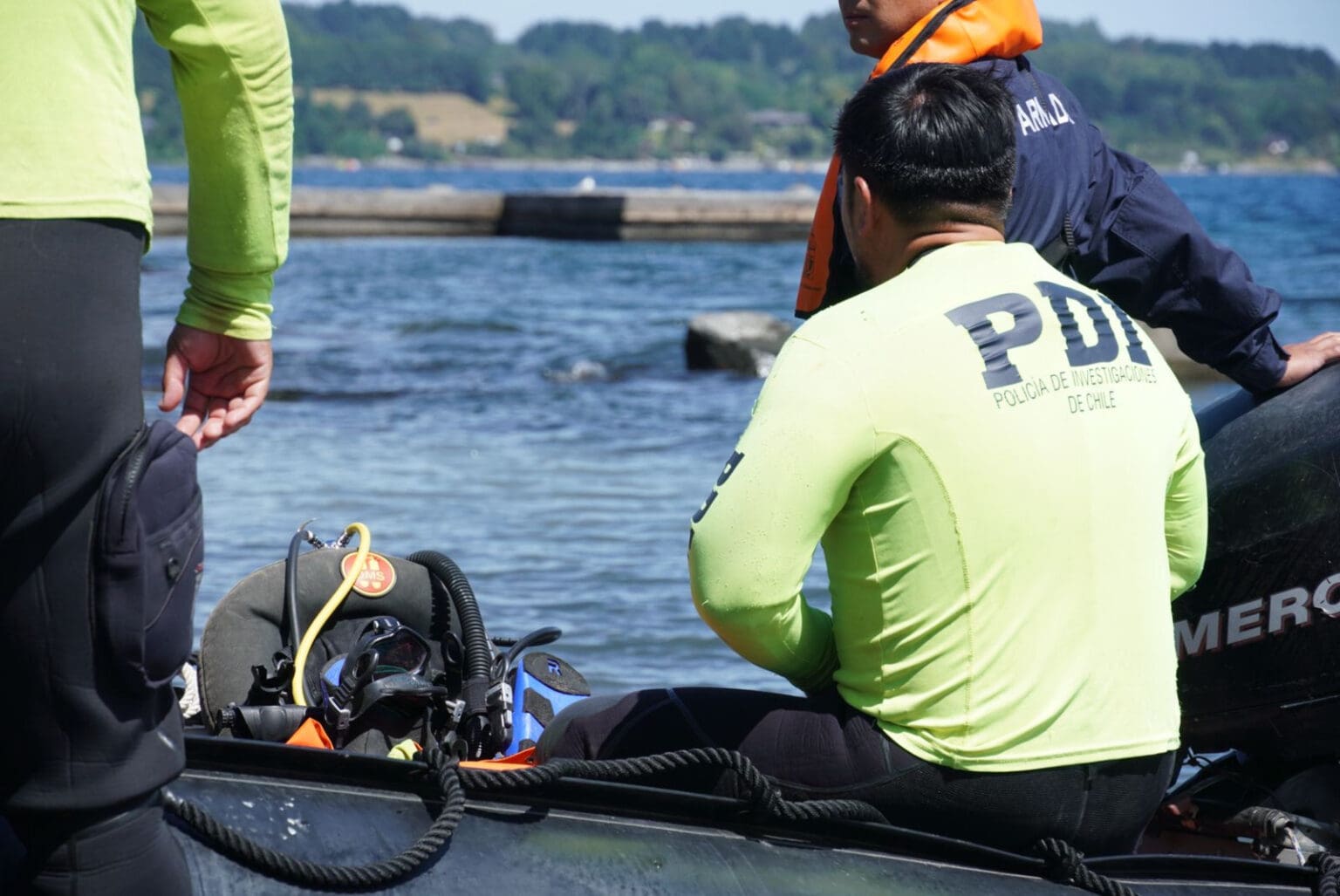 Reflotan a la superficie el helicóptero en el que Piñera cayó en el Lago Ranco