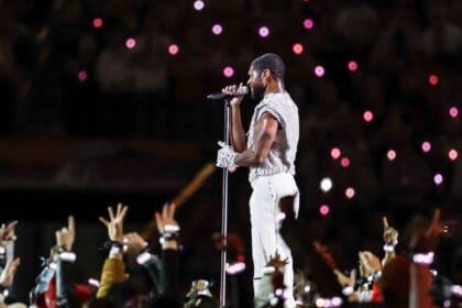 Usher recuerda a Michael Jackson en el medio tiempo del Super Bowl