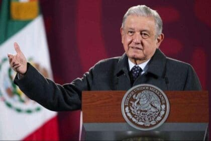 AMLO se compromete a ayudar a sobrecargos de Aeroméxico