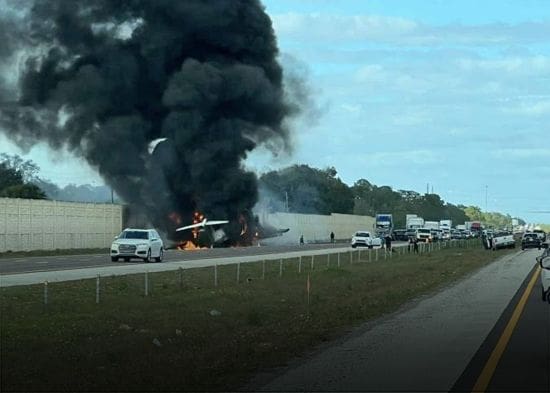 Dos muertos al estrellarse una avioneta en una carretera de EE.UU.