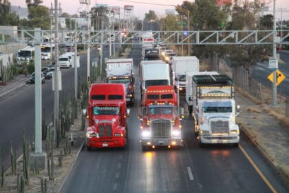 En pie bloqueo de transportistas