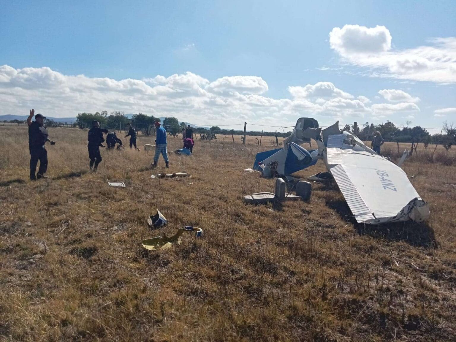 Salvan la vida al piloto que cayó de la avioneta