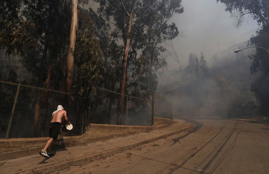 Ascienden los fallecidos en los múltiples incendios que devastan el centro de Chile