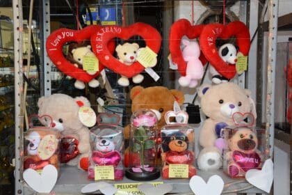 Comerciantes se preparan para las ventas de San Valentín