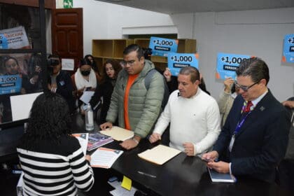 Conservadores entregan 15 mil firmas para frenar abortos