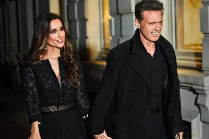 Luis Miguel se deja ver enamorado y de la mano de Paloma Cuevas