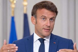 Macron no excluye envío de tropas a Ucrania y pide "una economía de guerra" contra Rusia