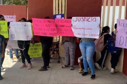 Padres de familia protestan en primaria por presunto abuso sexual