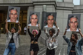 Doce víctimas de Jeffrey Epstein denuncian al FBI por supuesto encubrimiento