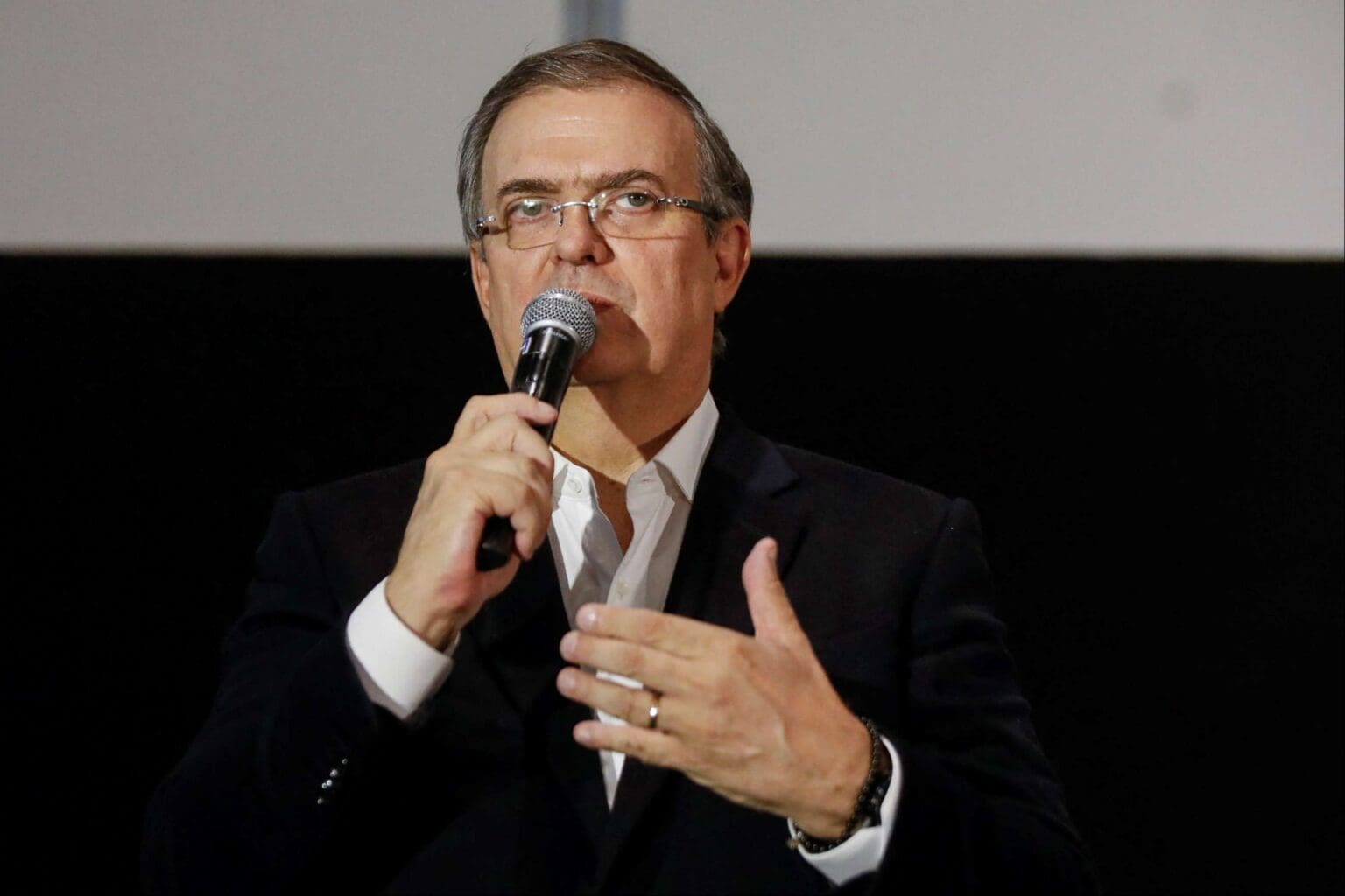 Marcelo Ebrard acusa a la DEA de querer castigar a AMLO