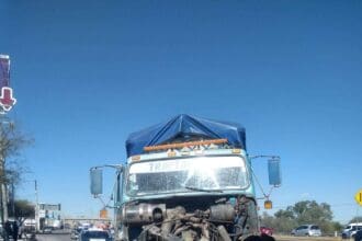 Chofer de camioneta murió embestido y arrastrado por un torton en la 45 norte