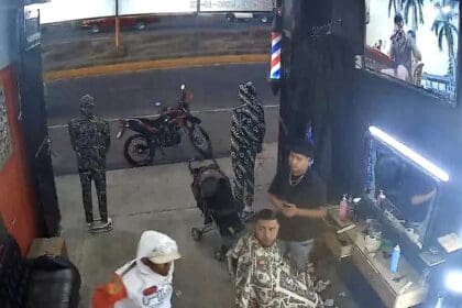 Violento sujeto atacó con un machete a dos personas dentro de una barbería