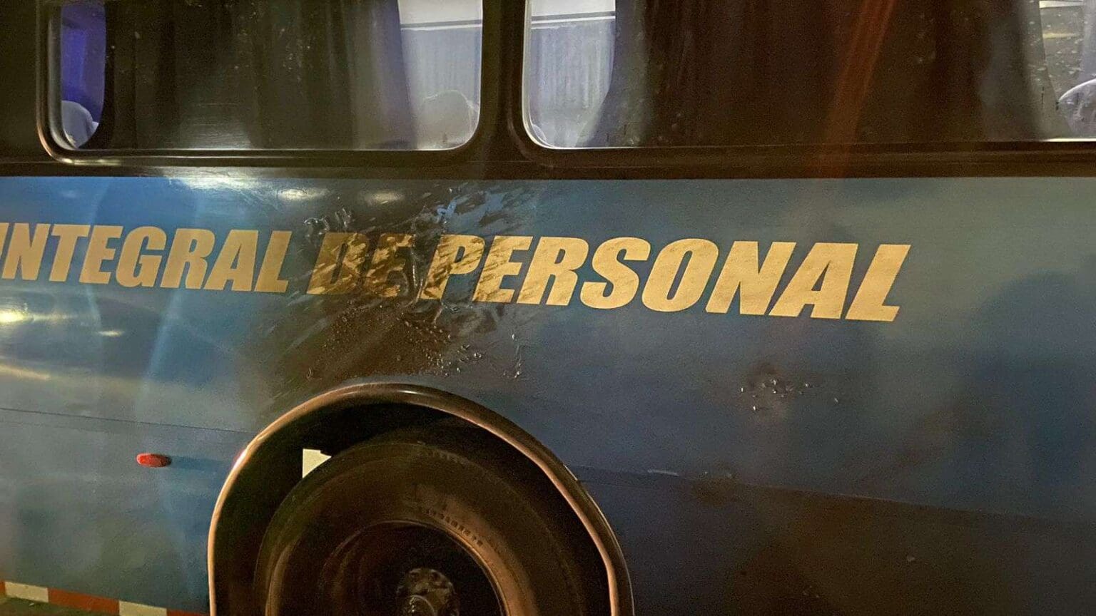 Consignaron ante el juez a dos sujetos y una mujer que incendiaron dos camiones de transporte de personal