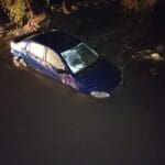 Automovilista quedó varado en el Río San Pedro y fue rescatado por los Bomberos Municipales