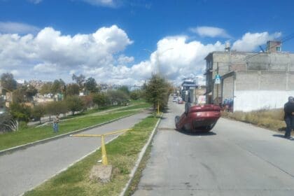 Ebrio joven chocó conta un poste de luz y terminó volcado en Los Pericos