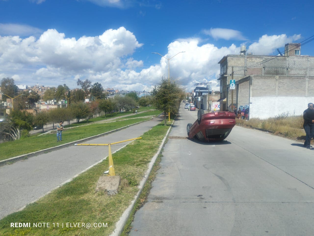 Ebrio joven chocó conta un poste de luz y terminó volcado en Los Pericos