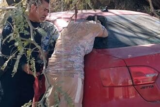 Arrojaron a una mujer de un auto en movimiento en una terracería en Bajío de las Palmas