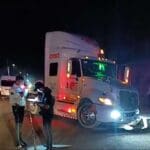 Chofer de un camión tipo rabón murió atropellado por un tráiler en Los Arellano