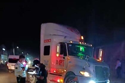 Chofer de un camión tipo rabón murió atropellado por un tráiler en Los Arellano