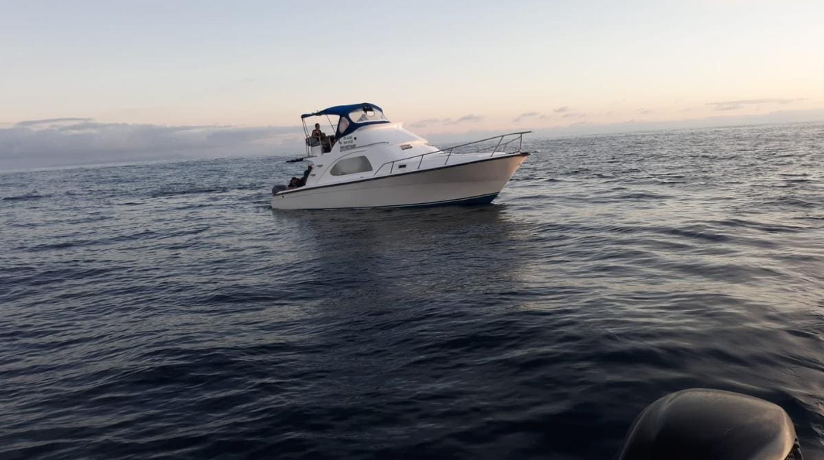 La Armada de Ecuador rescata a 9 turistas de embarcación que se varó en las Galápagos