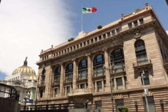 Banxico sigue a la Fed y mantiene sin cambios la tasa de interés