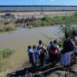 Salvan a 11 migrantes en el río Bravo